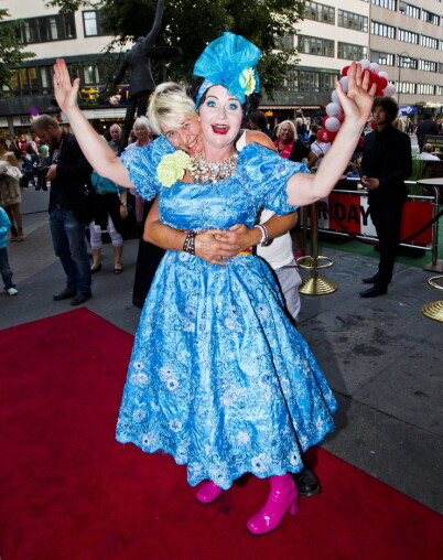 MED KONA: Christine Koht og kona Pernille Rygg under komiprisen på Chat Noir i Oslo i 2013. Foto: NTB Scanpix MED KONA: Christine Koht og kona Pernille Rygg under komiprisen på Chat Noir i Oslo i 2013. Foto: NTB Scanpix